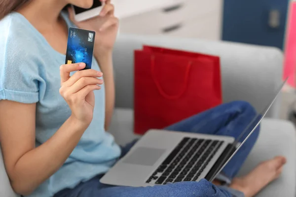 Молода Жінка Ноутбуком Кредитною Карткою Розмовляє Мобільному Телефоні Вдома Інтернет — стокове фото