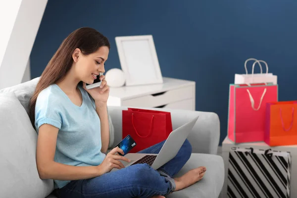 Mujer Joven Con Portátil Tarjeta Crédito Hablando Teléfono Móvil Casa — Foto de Stock