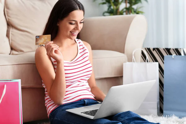 Young Woman Shopping Online Credit Card Laptop Home — Stock Photo, Image