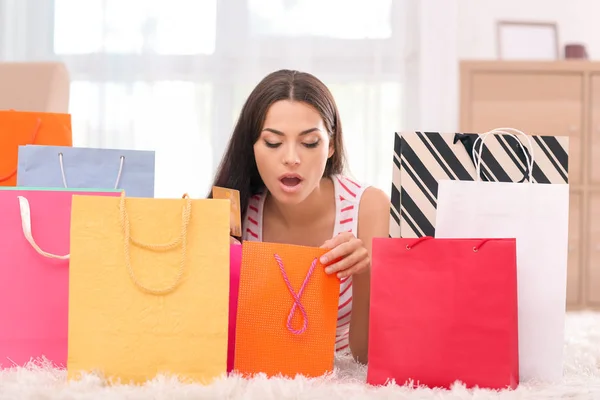 Mujer Joven Emocional Con Tarjeta Crédito Mirando Bolsa Compras Casa — Foto de Stock