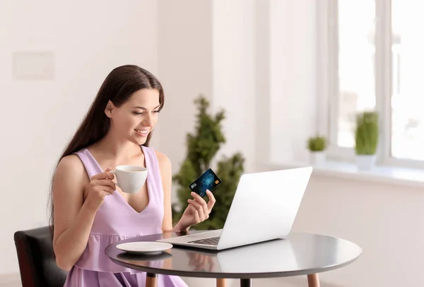 Jovem Mulher Compras Line Com Cartão Crédito Laptop Café — Fotografia de Stock