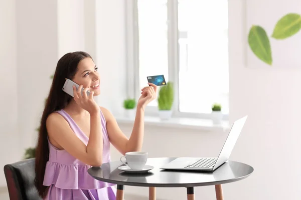 Young Woman Laptop Credit Card Talking Mobile Phone Cafe Online — Stock Photo, Image