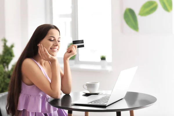 Jonge Vrouw Winkelen Online Met Credit Card Laptop Café — Stockfoto