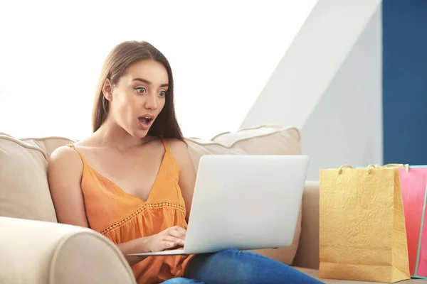 Emocional Jovem Mulher Compras Line Com Laptop Casa — Fotografia de Stock