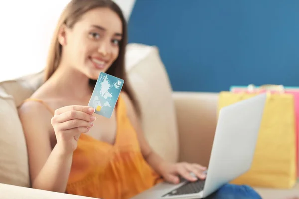 Jonge Vrouw Online Winkelen Met Creditcard Laptop Thuis — Stockfoto