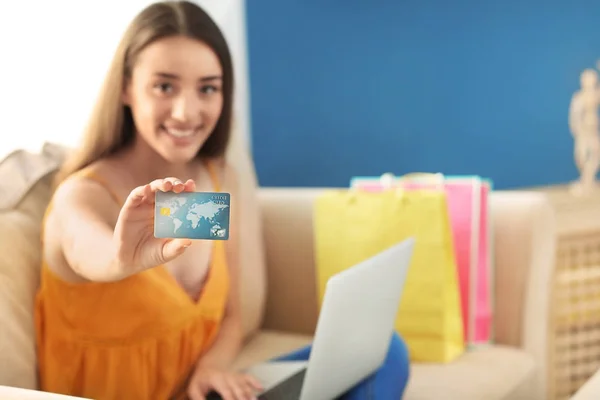 Молода Жінка Ноутбуком Показує Кредитну Картку Вдома Інтернет Покупки — стокове фото