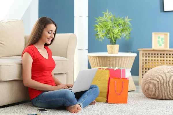 Young Woman Shopping Online Laptop Home — Stock Photo, Image