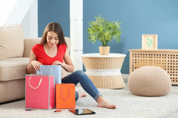 Jonge Vrouw Zoek Naar Boodschappentas Thuis — Stockfoto