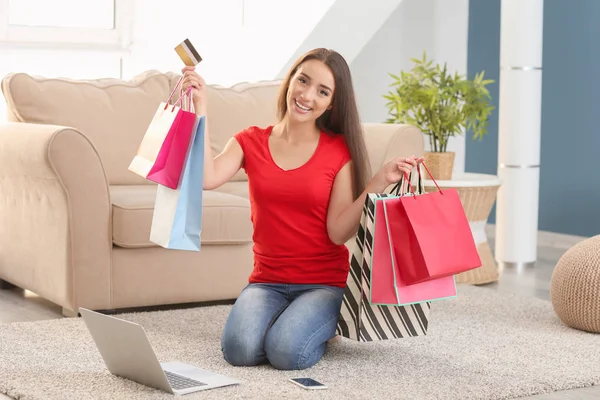 Gelukkig Jonge Vrouw Met Creditcards Shopping Tassen Thuis — Stockfoto