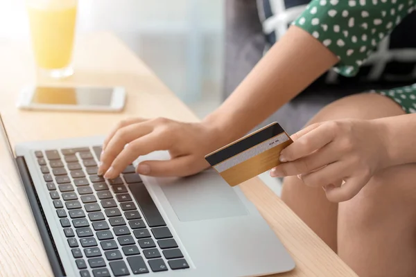 Young Woman Shopping Online Credit Card Laptop Home Closeup — Stock Photo, Image