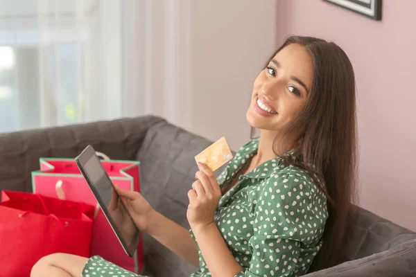 Młoda Kobieta Zakupy Online Karty Kredytowej Tablet Domu — Zdjęcie stockowe