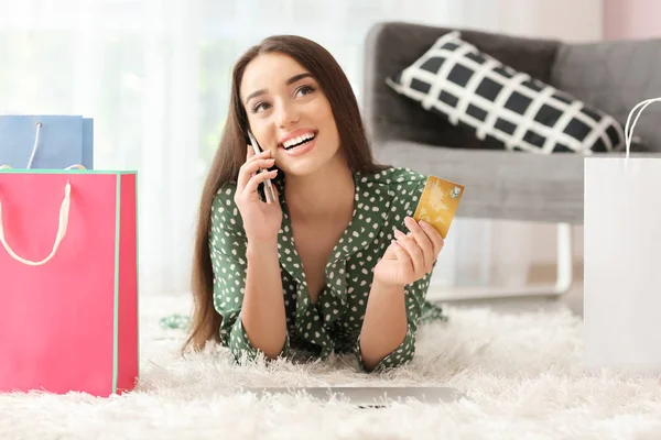 Jonge Vrouw Met Credit Card Praten Mobiele Telefoon Thuis Online — Stockfoto