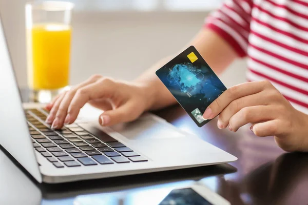 Молода Жінка Купує Онлайн Кредитною Карткою Ноутбуком Кафе Крупним Планом — стокове фото