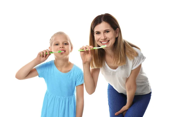 Schattig Klein Meisje Haar Moeder Tandenpoetsen Witte Achtergrond — Stockfoto