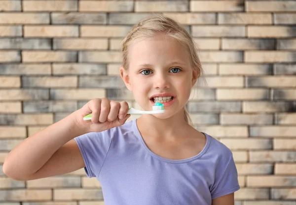 Little Girl Brushing Teeth Brick Wall — Stock Photo, Image