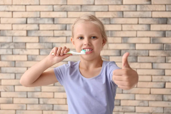 Dziewczynka Szczoteczka Zębów Wyświetlono Gest Kciuk Przeciwko Mur Cegły — Zdjęcie stockowe