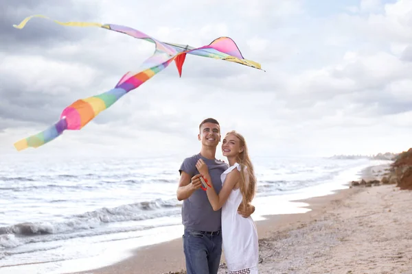 海に近い幸せな若いカップル凧 — ストック写真