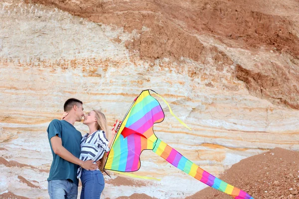 屋外凧と幸せな若いカップル — ストック写真