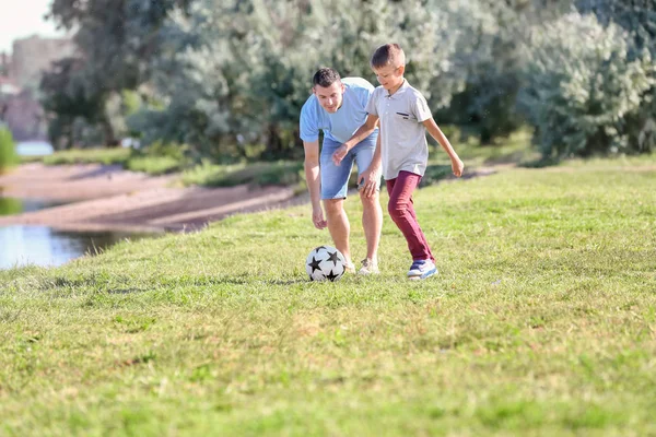 Padre Con Figlio Giocare Calcio All Aperto — Foto Stock