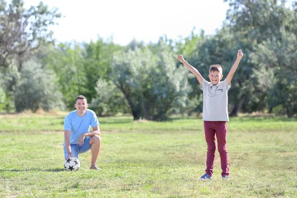 Mutlu Çocuk Babası Ile Futbol Topu Açık Havada — Stok fotoğraf