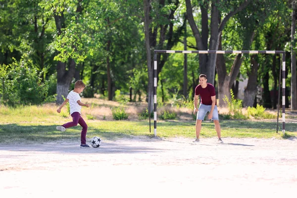 Menino Com Pai Jogar Futebol Campo Futebol — Fotografia de Stock