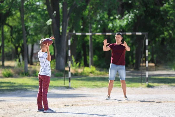 Babasıyla Rugby Sahada Oynayan Küçük Çocuk — Stok fotoğraf