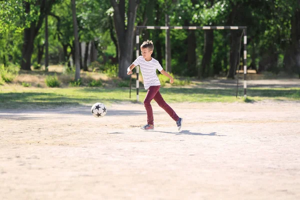 Menino Jogando Futebol Campo Futebol — Fotografia de Stock