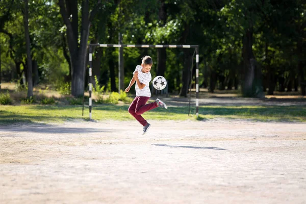 Niño Jugando Fútbol Campo Fútbol —  Fotos de Stock