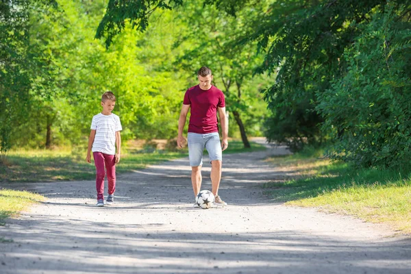 Niño Pequeño Con Padre Jugando Fútbol Aire Libre —  Fotos de Stock