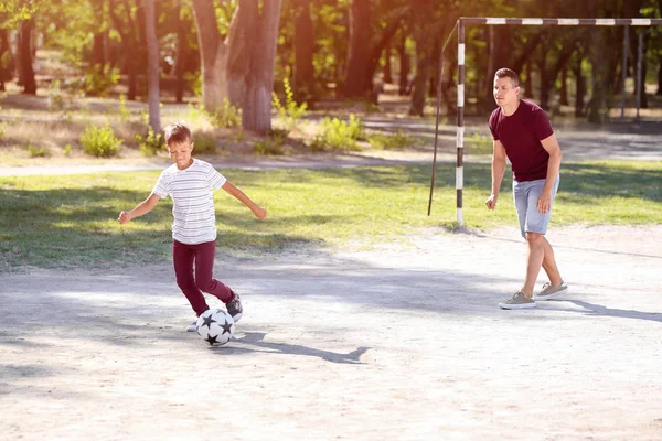 Piccolo Ragazzo Con Suo Padre Che Gioca Calcio Sul Campo — Foto Stock