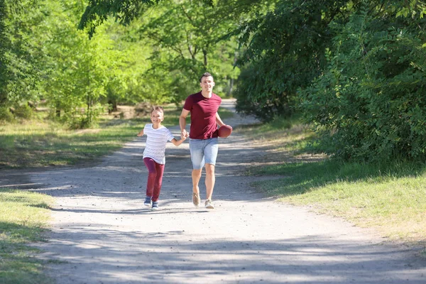 Papá Hijo Con Pelota Rugby Aire Libre —  Fotos de Stock