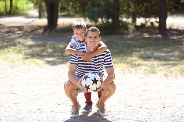 Bambino Suo Padre Con Pallone Calcio All Aperto — Foto Stock