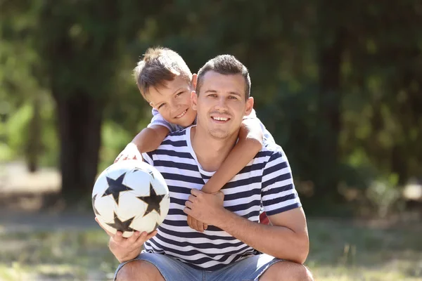 Bambino Suo Padre Con Pallone Calcio All Aperto — Foto Stock