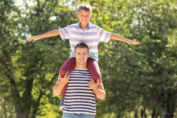 Bambino Suo Padre Che Giocano All Aperto — Foto Stock