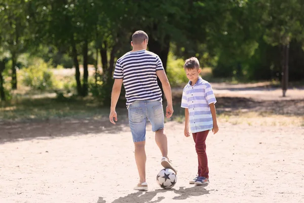 Niño Pequeño Con Padre Jugando Fútbol Aire Libre —  Fotos de Stock