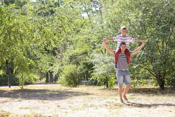 小男孩和他的爸爸在户外玩耍 — 图库照片