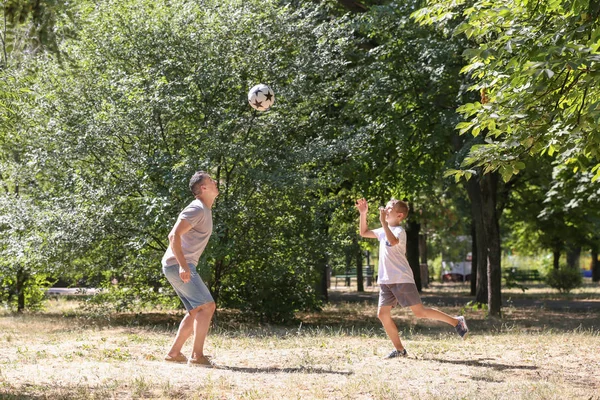 Ragazzino Con Suo Padre Che Gioca Calcio All Aperto — Foto Stock