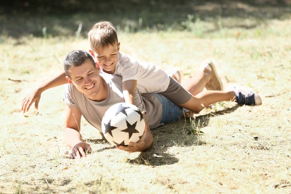 Ragazzino Suo Padre Con Pallone Calcio Sdraiato Sull Erba All — Foto Stock