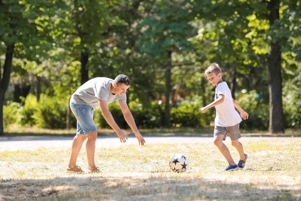 Menino Com Pai Jogar Futebol Livre — Fotografia de Stock