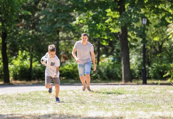 Niño Pequeño Con Padre Jugando Fútbol Aire Libre —  Fotos de Stock