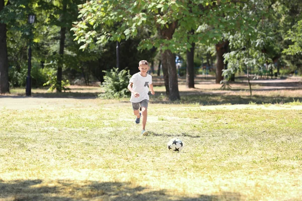 Маленький Хлопчик Грає Футбол Відкритому Повітрі — стокове фото