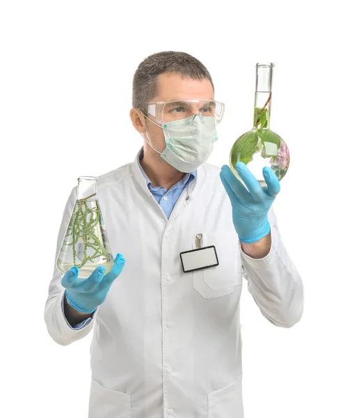 白い背景の植物とテストのフラスコを保持している科学者 — ストック写真