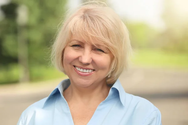 Portret Van Mooie Volwassen Vrouw Buitenshuis — Stockfoto