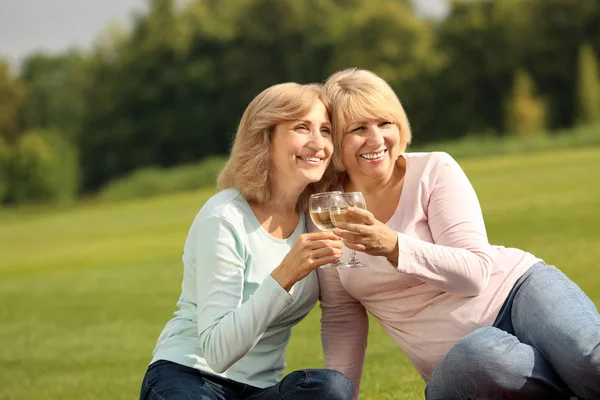 Зрелые Женщины Пьют Вино Открытом Воздухе — стоковое фото