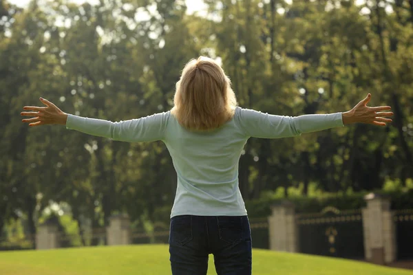 Beautiful Mature Woman Outdoors Summer Day — Stock Photo, Image