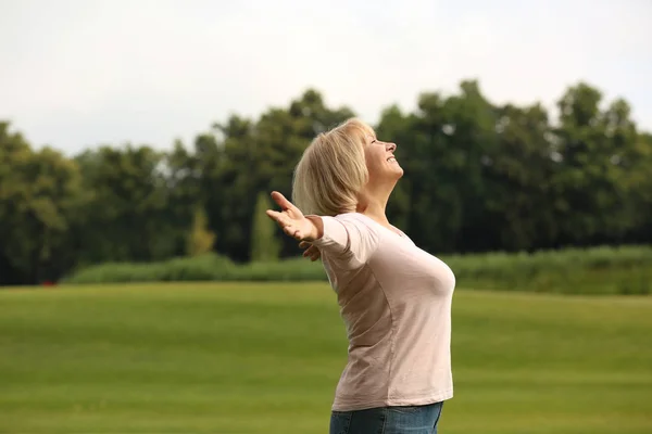 Beautiful Mature Woman Outdoors Summer Day — Stock Photo, Image