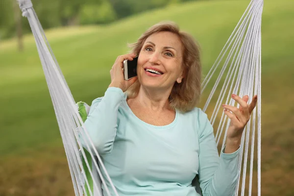 Mulher Madura Falando Por Telefone Celular Enquanto Descansa Livre — Fotografia de Stock