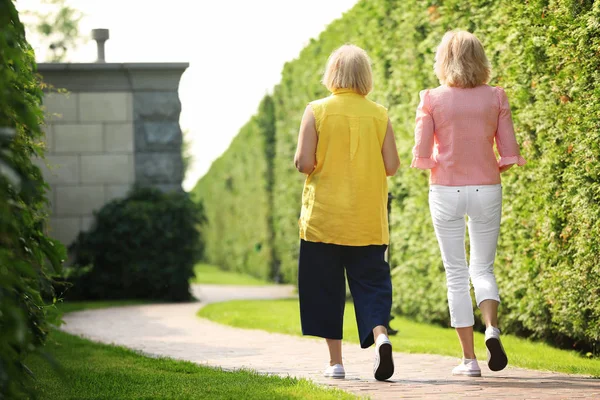 Mature Women Walking Green Park — Stock Photo, Image