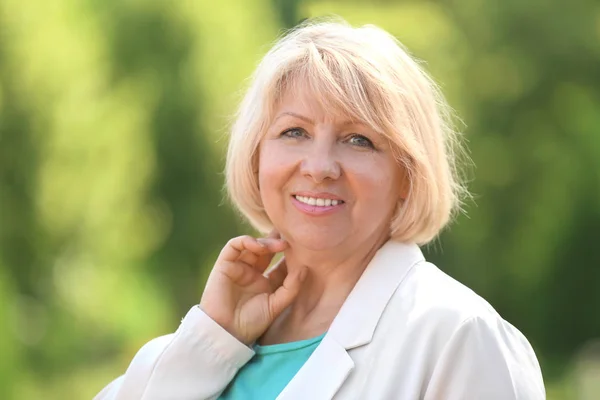 Portret Van Mooie Volwassen Vrouw Buitenshuis — Stockfoto