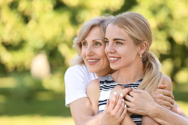 Portrait Beautiful Mature Woman Her Daughter Outdoors — Stock Photo, Image